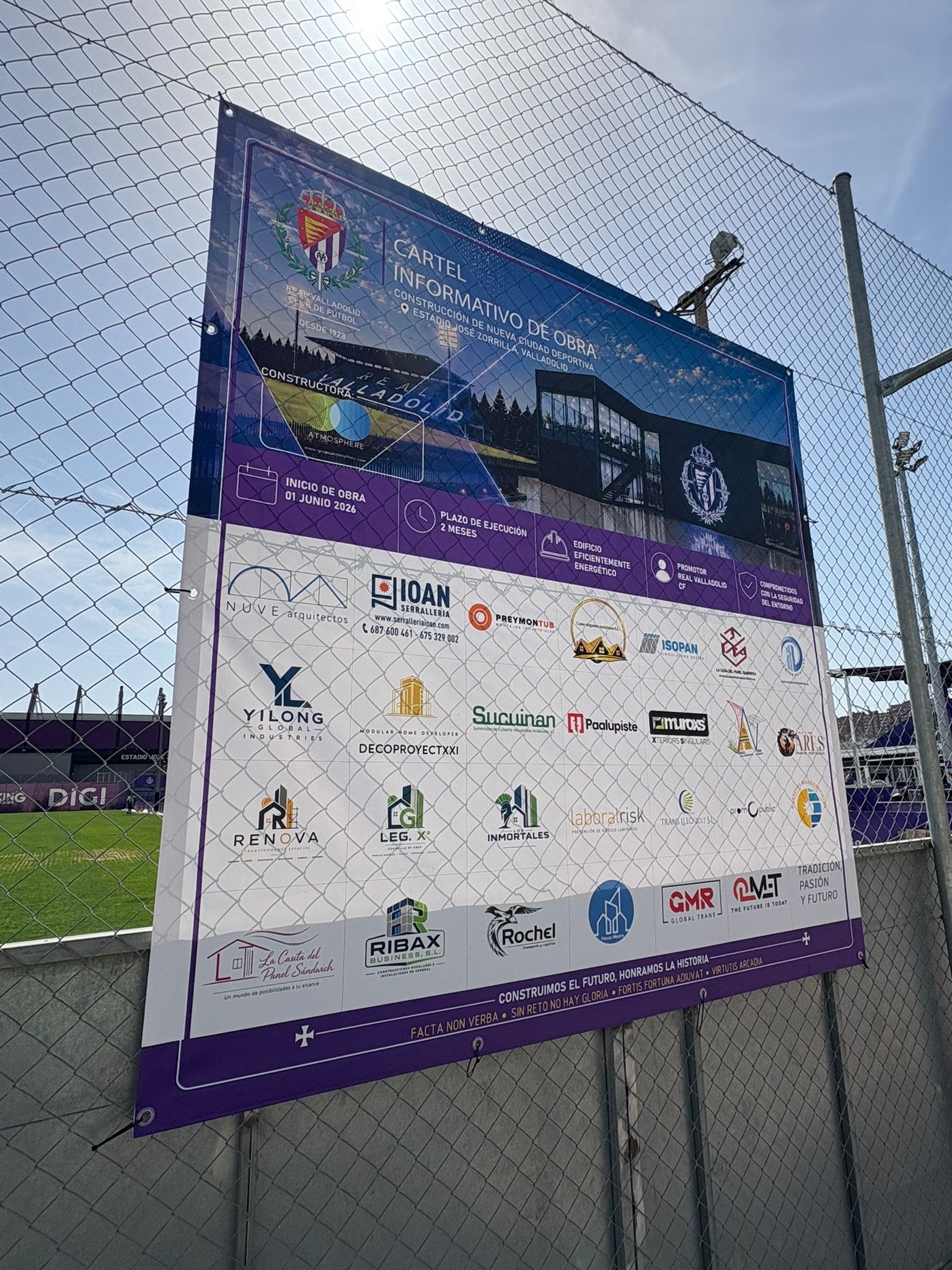 Cartel oficial de obra del Real Valladolid donde aparece RENOVA como empresa colaboradora